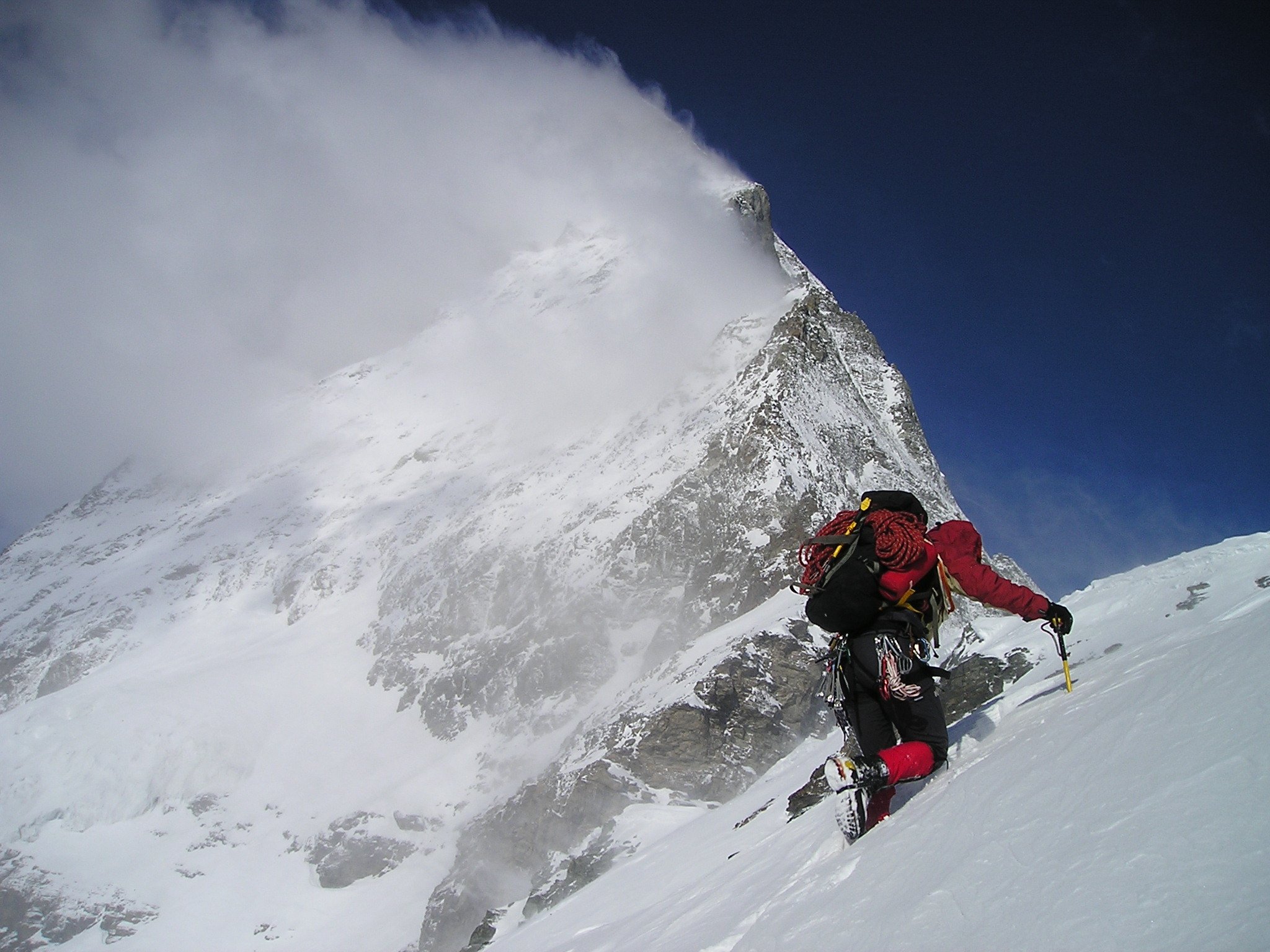 bergsteiger_schneefeld_alpen